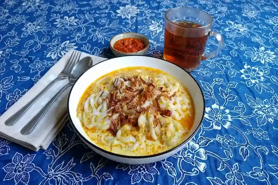 Laksa Banjar, noedels met kokosmelk en veel kruiden.